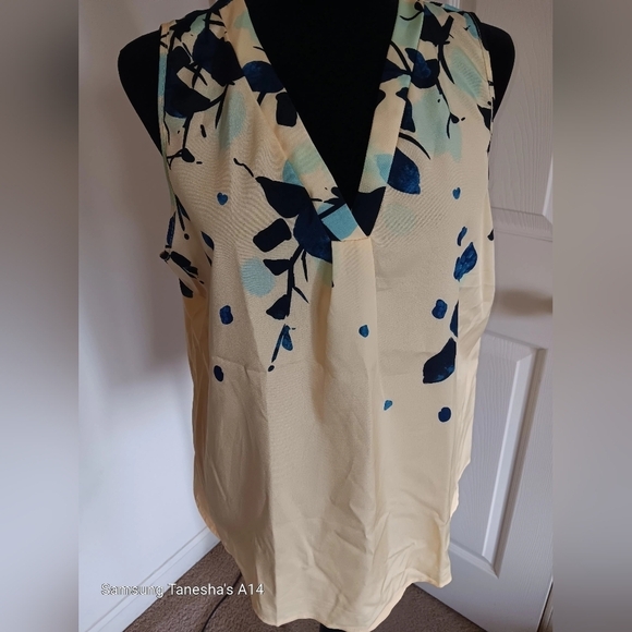 New without Tags. Shein V-neck sleeveless yellow floral blouse Women's Size XL - Picture 2 of 4